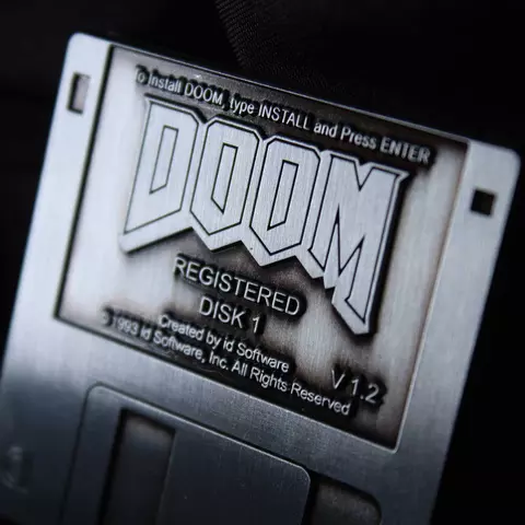 Reservar Pin Floppy Disk DOOM Edición Limitada Fanattik Limitada