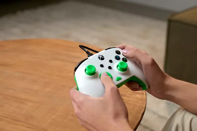 Comprar Mando Rematch Core con Cable · Blanco / Verde Xbox One screen 1
