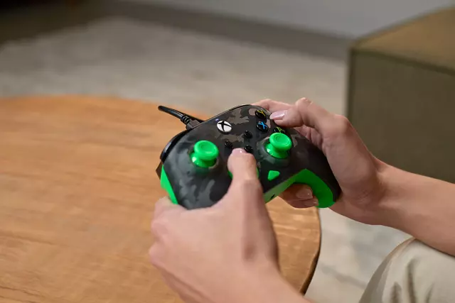 Comprar Mando Rematch Core con Cable · Camuflaje Fantasma Negro / Verde Xbox One screen 1