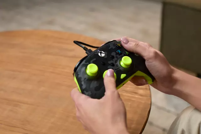 Comprar Mando Rematch Core con Cable · Camuflaje Fantasma Negro / Amarillo Xbox One screen 1
