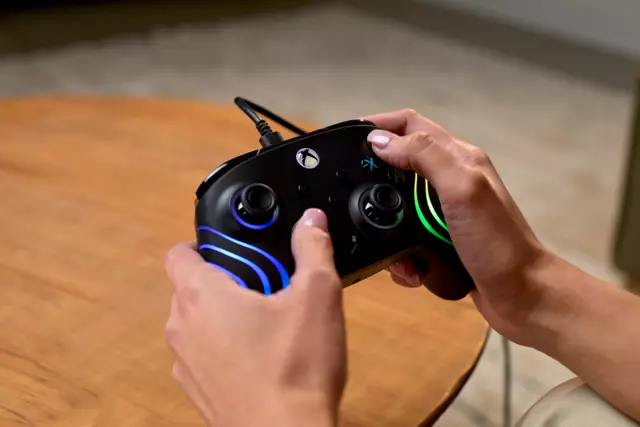 Comprar Mando Afterglow Wave con cable · Negro Xbox Series screen 1