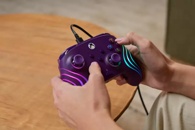 Comprar Mando Afterglow Wave con cable · Púrpura Xbox Series screen 1